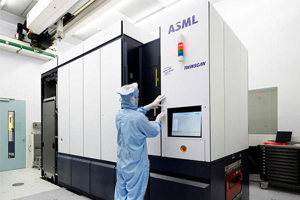 ASML稱中國市場需求強勁，但預計受出口管制影響